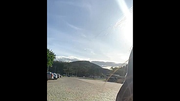 Ninfetinha exibe buceta no restaurante e na praça em publico