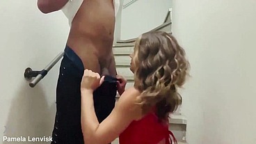 Tesão tava tanto que ele acabou me comendo na escada