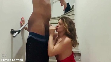 Tesão tava tanto que ele acabou me comendo na escada