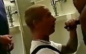Hunk Gets Amateur Blowjob With Cum