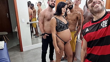 Bastidores da gravação com a gravida Joyce Camargo fazendo gangbang com Jr Doidera interpretando marido corno e todos gozando em cima dela
