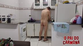 coroa sozinho peladao na cozinha