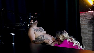 Loira gostosa chupa o pau deixando bem molhadinho, e no fim, a morena faz boquete - Thiago Barão (SHEER/RED)