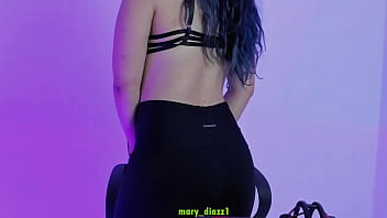 Te hago venir con un JOI y desnudandome