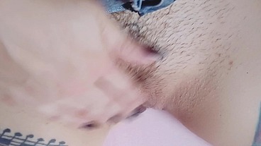 Deixando minha boceta de grandes lábios molhada