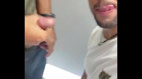 Meu vizinho tava sem sexo eu dei uma no banheiro do mercado.