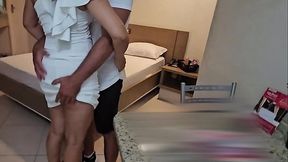 Eu sou um corno e minha esposa gostosa convidou o gar&ccedil_om para ir ao motel e olhar para sua felicidade com a espessura de seu pau