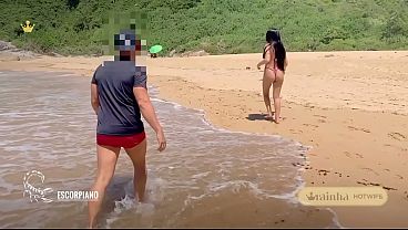 Rainha Hotwife transando na praia de nudismo, com o Corno Manso filmando e v&aacute_rios homens batendo punheta assistindo