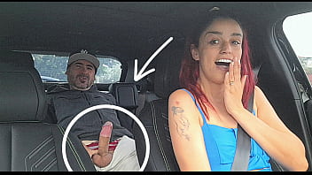 Motorista de app viaja sem calcinha no carro e deixa passageiros de pau duro!