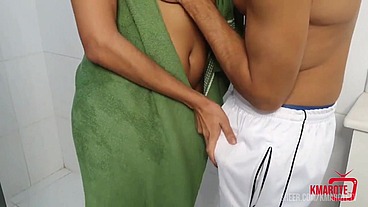 Safado me espiou no banho e entrou já atolando a pica fundo na minha boquinha