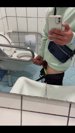 I Can&#039;t Miss the Opportunity to Masturbate in Toilet