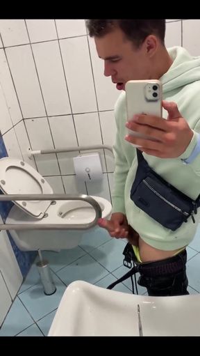 I Can&#039;t Miss the Opportunity to Masturbate in Toilet