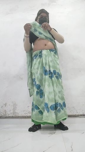 Wearing his wife's saree, bra belt, he shook his cock and took out semen