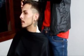 Peguei O Cabeleireiro Dotado humid