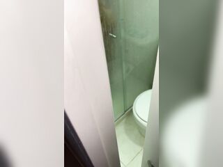 Espiando a mi HERMANASTRA para follarla antes de que llegue nuestra familia