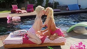 Roman Todd Sits In A Sun Lounger & Jerks Off As Izzy Wilde & Brittney Kade Playing With Their She-cocks