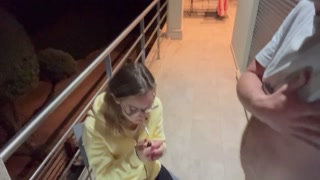 Je le suce en fumant ma cigarette et il jouit sur mes lunettes