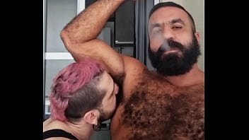 Servindo o macho peludo suado