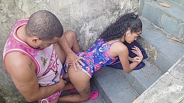 Pegando minha enteada na escada 100% anal