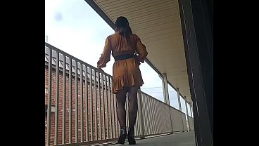 Travesti esperando cliente en bencindario de morenos