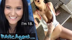 Public Sex - 18-jährige Brünette mit großem Arsch hat zum ersten Mal öffentlichen Sex