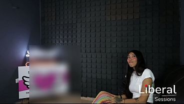 FLAQUITA INTENTA DAR EL CULO PERO NO LE ENTRA Y LA TERMINAN AMARRANDO