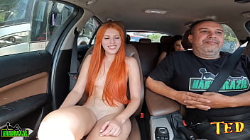 linda ruiva resolve ser atriz porn&ocirc_ e entrou pelada no carro