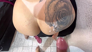 Safada pediu pra gozar na bunda pra vocês vê como é gostoso o rabo dela cheio d porra