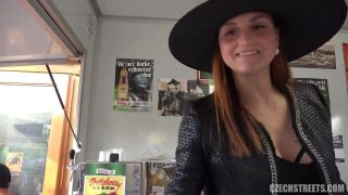 Häxa-cosplayer blir upplockad offentligt och knullad