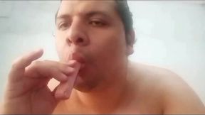 chupando salchicha (sucking sausage)