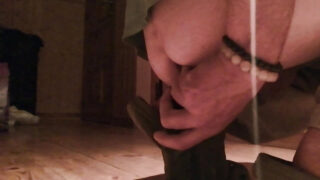 ชายหนุ่มผอมบางมือสมัครเล่นกำลังใช้ดิลโดช่วยตัวเองทางทวารหนัก