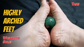 Pronounced arches and small feet playing with a round ball (4)