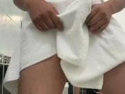 Baile sensual a un cliente con toalla de baño muestro mi pene erecto