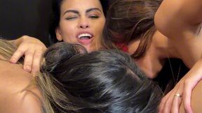 trio de garotas se chupando