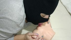 mulher ajudou a fuder a boneca