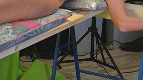 Kristy auf dem Kitzelkreuz im schwarzen Bikini