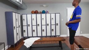 Nerdy Babe′s Locker Room Blowbang Abigaiil Morris / Brazzers