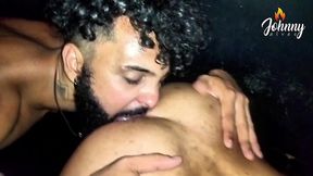 liberando o cuzao pra dois na cabine do darkroom