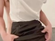 【日本人】カップルの濃厚なイチャイチャ！OL彼女の美尻を揉みまくる！