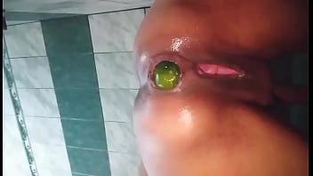 Rico como sale el pepino de mi culo, quieres intentarlo metermelo.