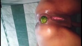 Rico como sale el pepino de mi culo, quieres intentarlo metermelo.