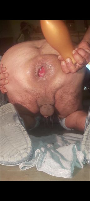 She Puts on Four to Receive a Huge Cock up Her Anus