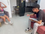 Mi hermanastra me ayuda con mis clases de dibujo y termino corriéndome en su culo.