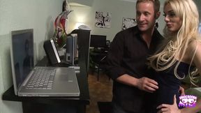 Guy makes blonde pornstar cum hard with enormous cock
