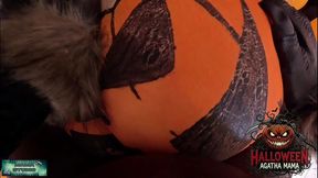 mama studio em um bbc fodendo um jack o lantern de halloween de uma milf brasileira