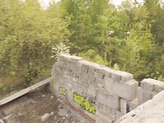 Горячая Жопастая Мамочка Публично Трахается Быстро И Жестко,Ее Киска наполнена Спермой на Заброшке!