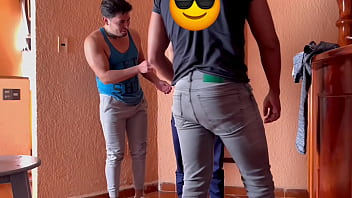 Desnudamos a nuestro modelo heterosexual para tomarle fotos y termine chup&aacute_ndole la polla