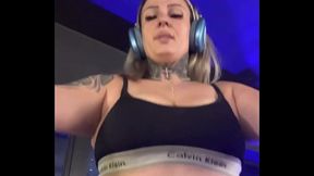 Treinando na academia na Avenida Paulista! Fiquei louca de tes&atilde_o escorria o suor pela minha pernas at&eacute_ chegar na buceta molhada