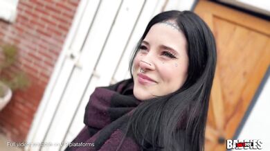 Awlivv bumps into old college friend and they catch up and finally fuck