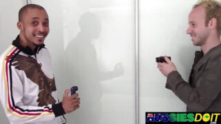 Lækre amatør bøsser med kæmpe pikke nyder blowjobs, handjobs, anal fucking og cumshots